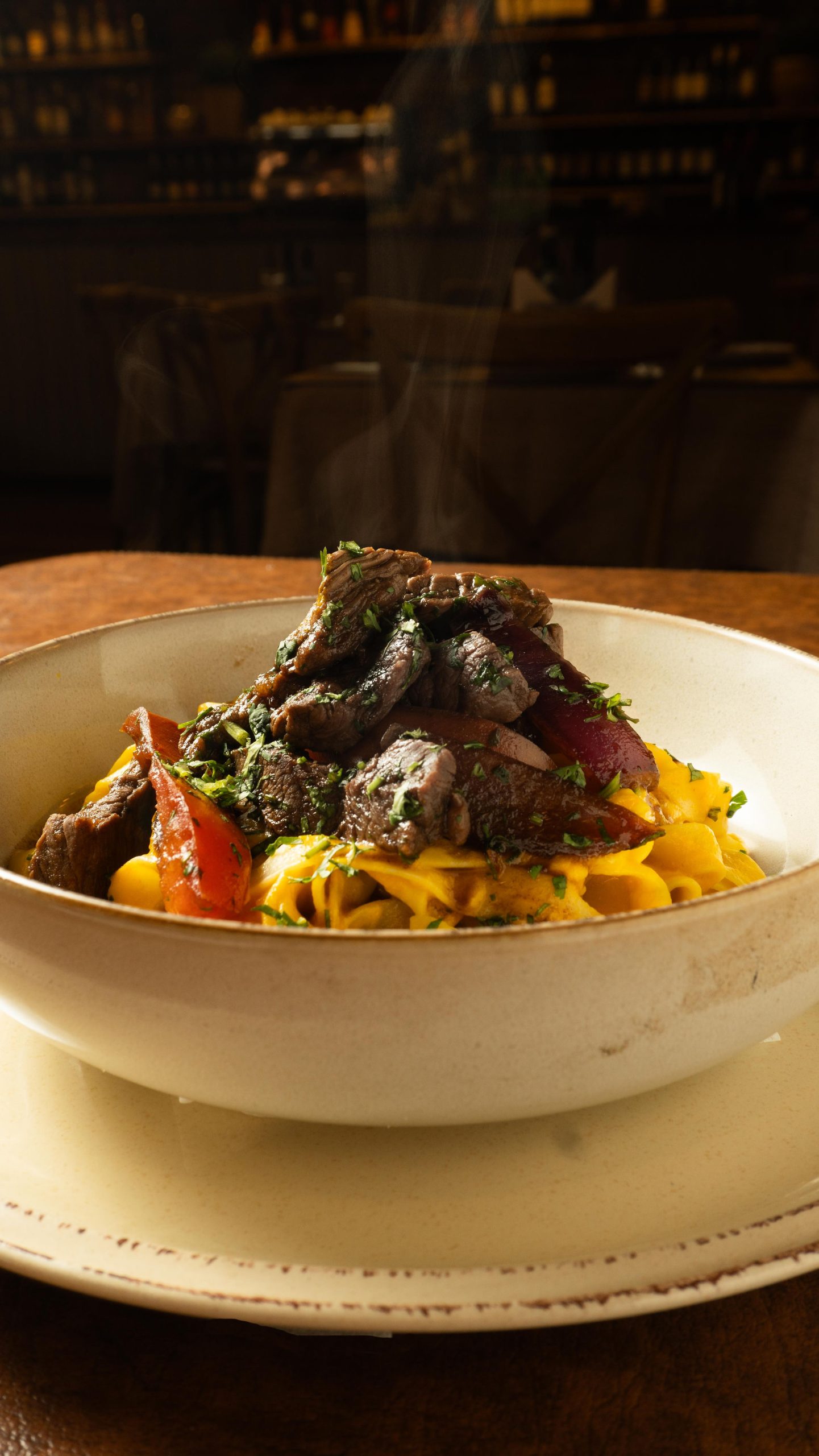 Fetuccini con lomo saltado servido en Parrilla Criadores