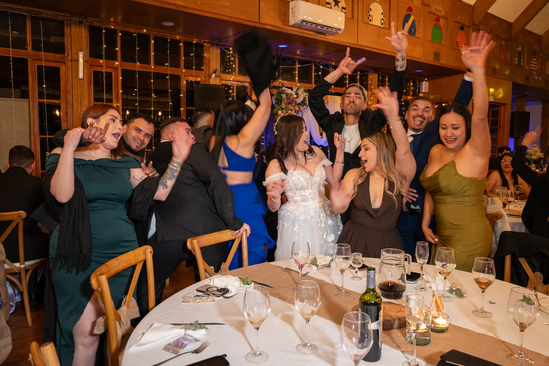 Invitados celebrando una boda real en Parrilla Criadores