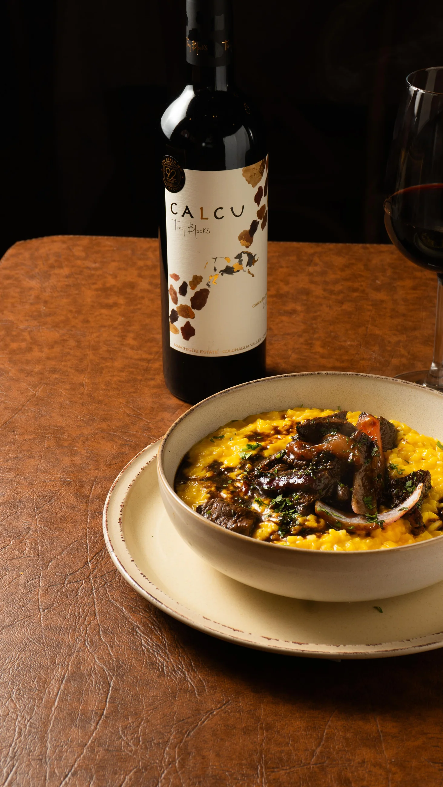 Risotto real de Parrilla Criadores junto a una botella de vino