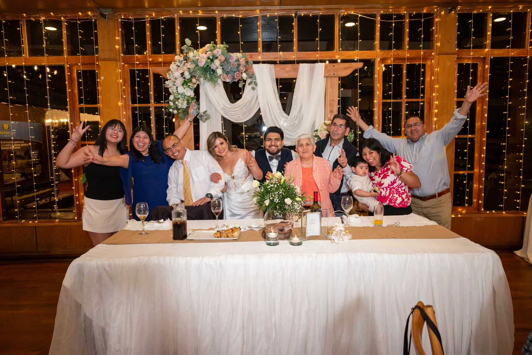 Mesa de novios e invitados en una boda de Parrilla Criadores