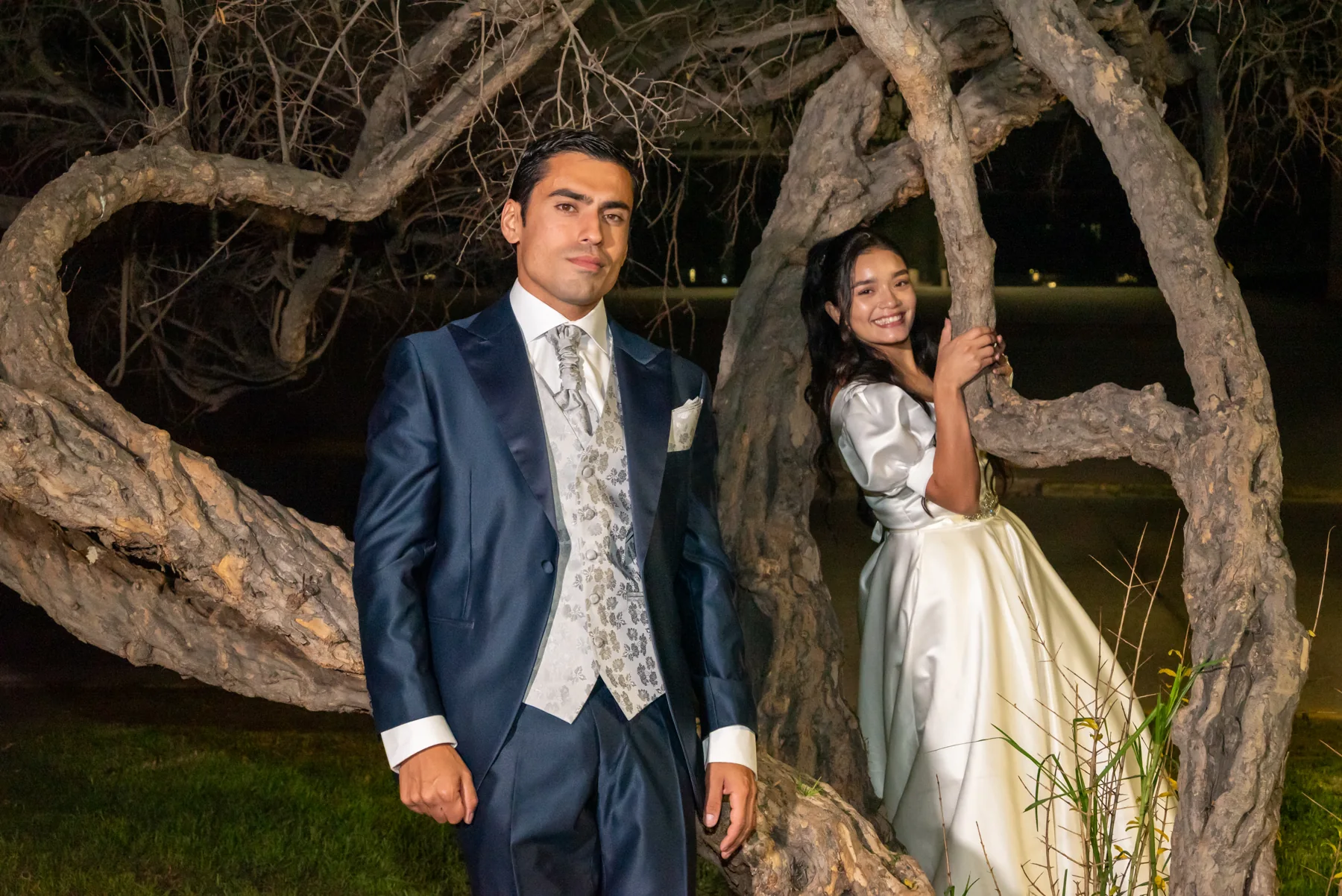 Pareja de novios en el jardín del recinto