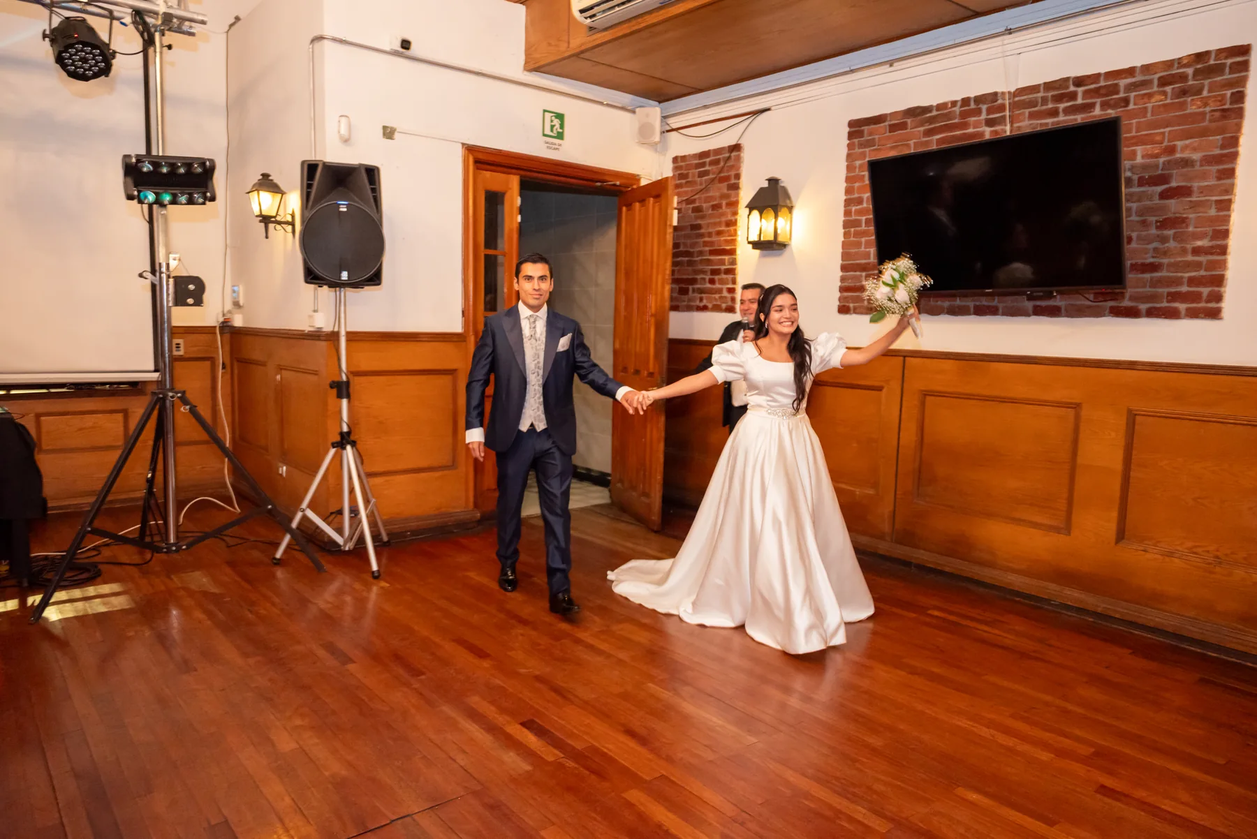 Pareja de recién casados durante su celebración